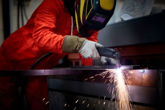 Foto de Homem fazendo corte com maquina de plasma